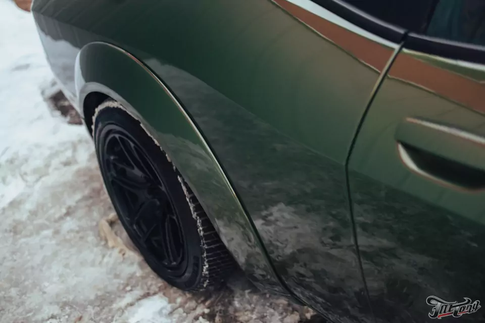 Восстановили крыло Dodge Challenger R/T Scatpack по технологии PDR и заново забронировали полиуретаном